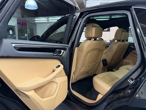 Used 2018 Porsche Macan image 42