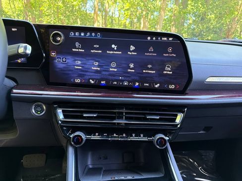 Used 2024 Chevrolet Traverse Z71 AWD/4WD image 27