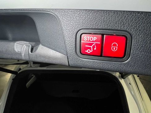 Used 2025 Mercedes-Benz GLB 250 4MATIC image 17