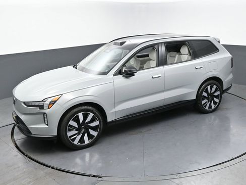 Used 2025 Volvo EX90 Ultra image 41