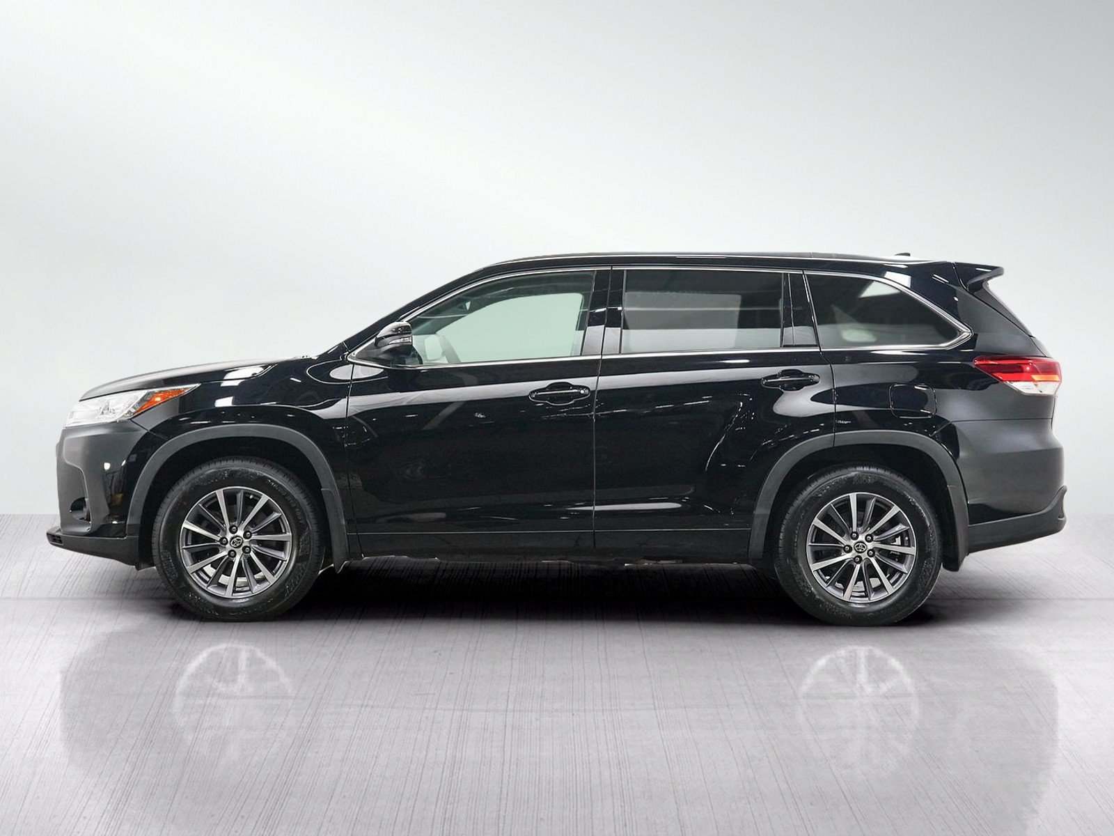 Used 2017 Toyota Highlander XLE AWD/4WD image 2