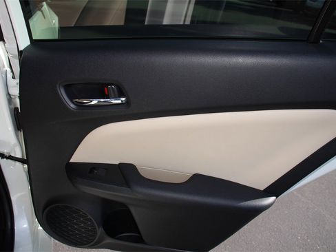 Used 2019 Toyota Prius XLE image 18