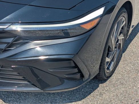 Used 2025 Hyundai Elantra Limited FWD image 10