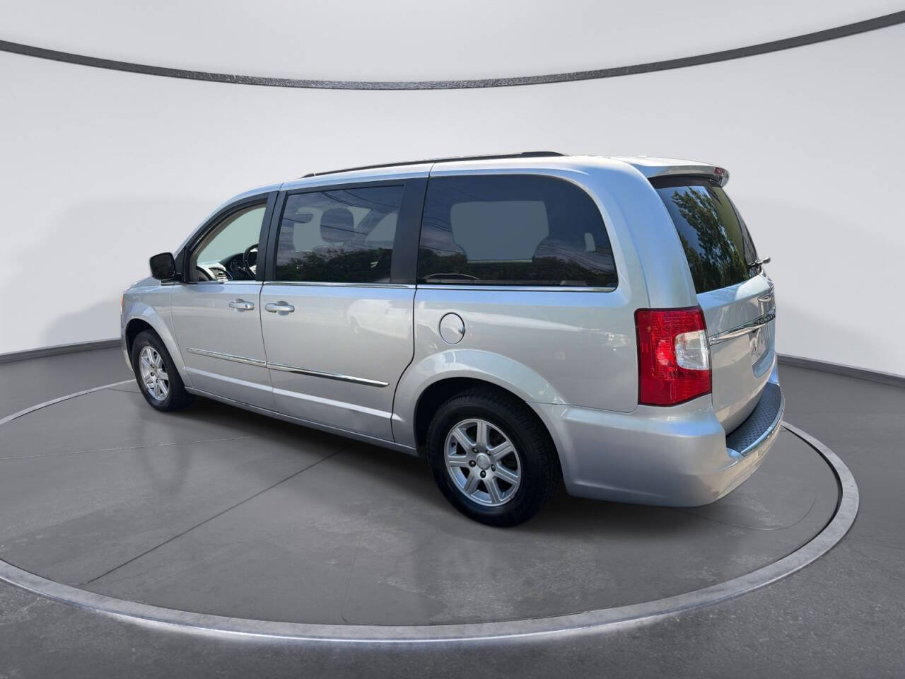 Used 2012 Chrysler Town & Country Touring w/ Entertainment Group #1 FWD image 3