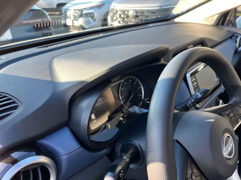 Used 2025 Nissan Versa SV image 34