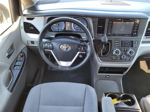 Used 2020 Toyota Sienna LE w/ LE Preferred Package image 20