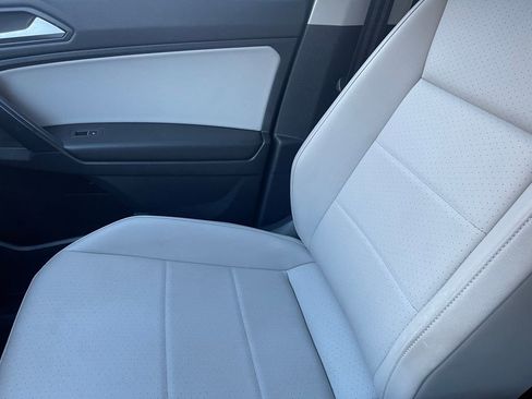 Used 2021 Volkswagen Tiguan SE w/ 3rd Row Seat Package image 32