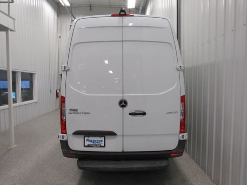 Used 2021 Mercedes-Benz Sprinter 2500 image 11