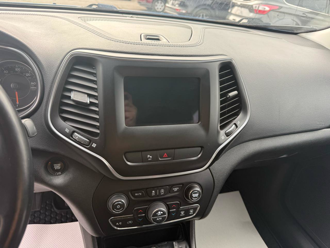 Used 2020 Jeep Cherokee Latitude Plus AWD/4WD image 25