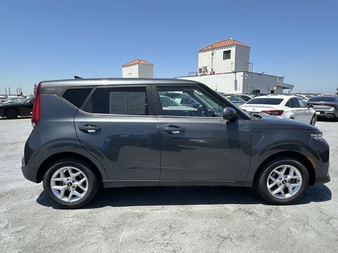 Certified 2022 Kia Soul LX w/ Technology Package FWD image 9