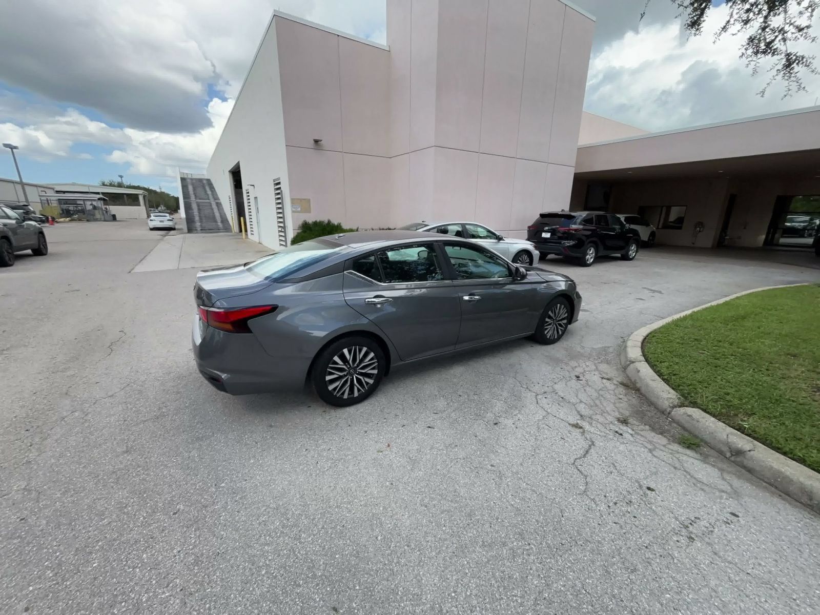 Used 2025 Nissan Altima 2.5 SV FWD image 13