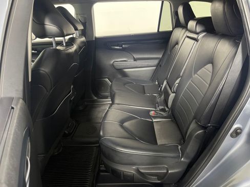 Used 2023 Toyota Highlander XLE image 14