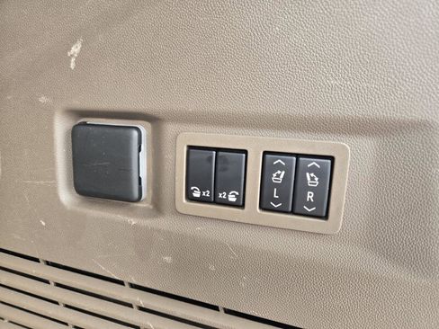 Used 2022 GMC Yukon Denali w/ Denali Premium Package AWD/4WD image 8