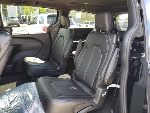 New 2026 Chrysler Pacifica Select image 9