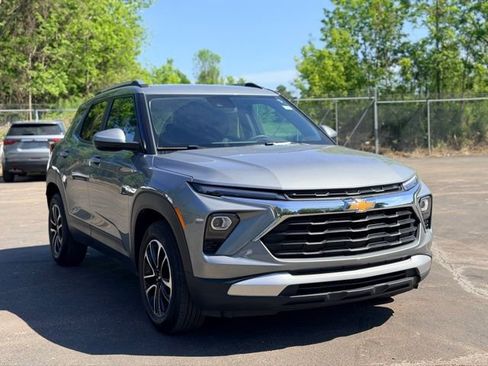 Used 2024 Chevrolet TrailBlazer LT w/ LT Cold Weather Package FWD image 3
