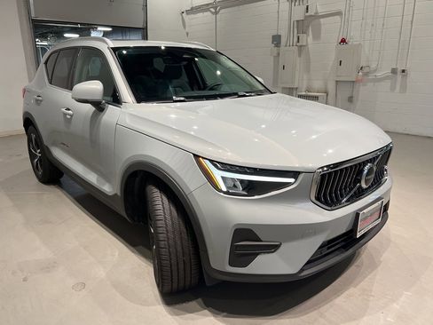 Used 2025 Volvo XC40 B5 Core image 3