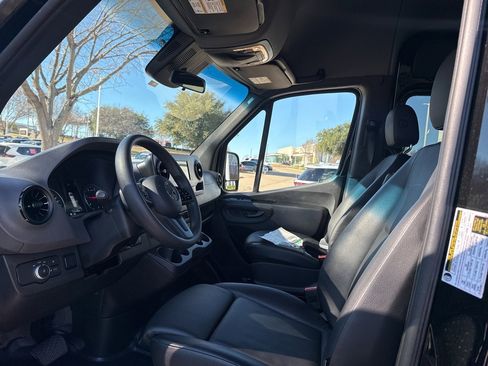 Used 2024 Mercedes-Benz Sprinter 2500 image 9