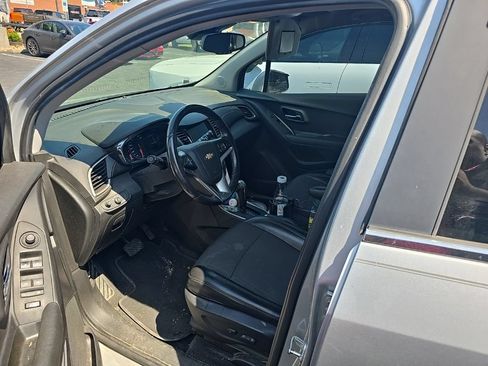 Used 2020 Chevrolet Trax LT w/ LT Convenience Package FWD image 16