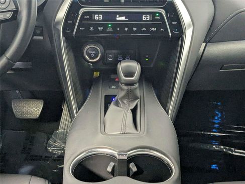 Certified 2024 Toyota Venza XLE AWD/4WD image 37