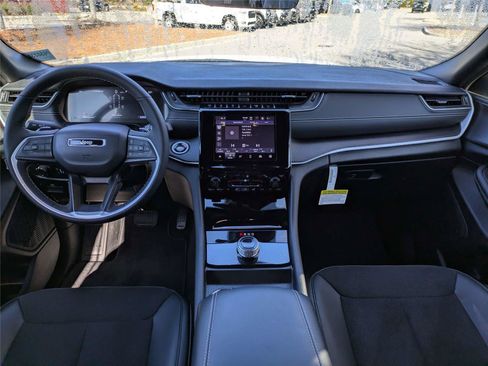 Certified 2025 Jeep Grand Cherokee L Altitude image 18