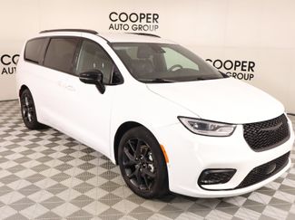 Used 2024 Chrysler Pacifica Touring-L w/ Uconnect Theater Family Group FWD video 1
