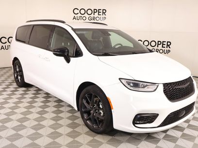 Used 2024 Chrysler Pacifica Touring-L w/ Uconnect Theater Family Group