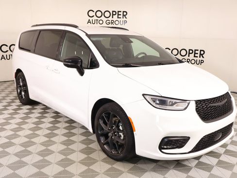 Used 2024 Chrysler Pacifica Touring-L w/ Uconnect Theater Family Group FWD image 1