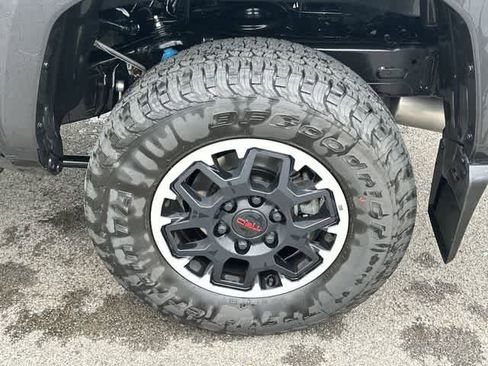Used 2025 Toyota Tacoma TRD Off-Road AWD/4WD image 5