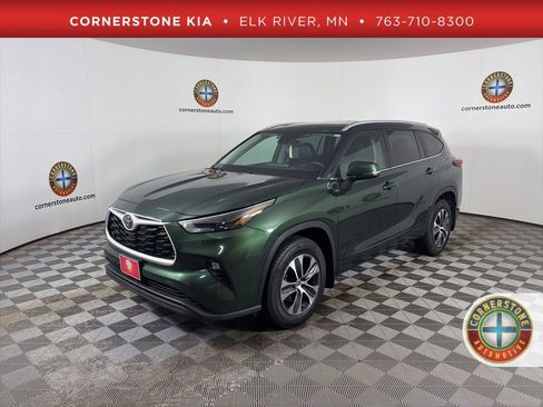 Used 2023 Toyota Highlander XLE AWD/4WD image 1