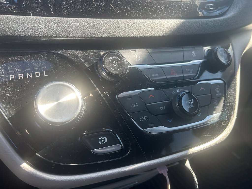 Certified 2023 Chrysler Voyager LX FWD image 5