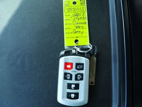 Used 2017 Toyota Sienna SE Premium image 66