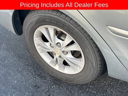 Used 2005 Toyota Camry LE FWD image 2