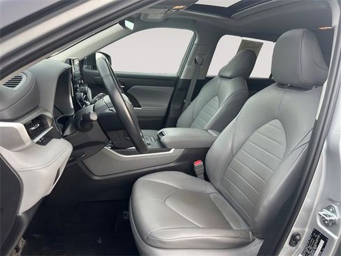 Used 2022 Toyota Highlander XLE image 9