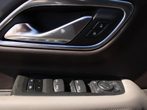 Used 2021 Chevrolet Suburban Z71 w/ Z71 Off-Road Package image 18