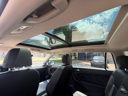 Used 2023 Volkswagen Tiguan SE w/ Panoramic Sunroof Package FWD image 17