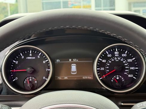 Used 2023 Kia Carnival EX FWD image 7