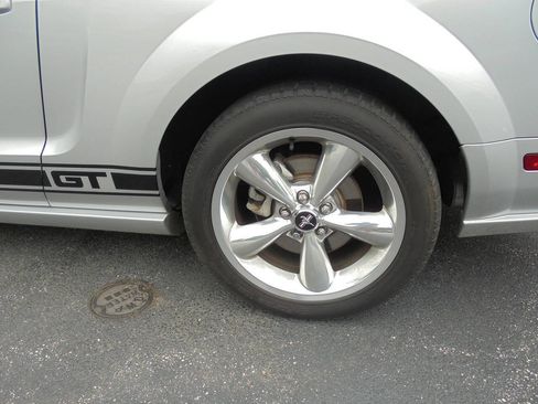 Used 2009 Ford Mustang GT RWD image 23