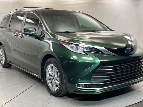 Used 2022 Toyota Sienna Limited FWD image 8