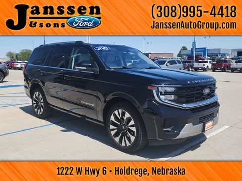 Used 2025 Ford Expedition Platinum w/ Driver's Package AWD/4WD image 4
