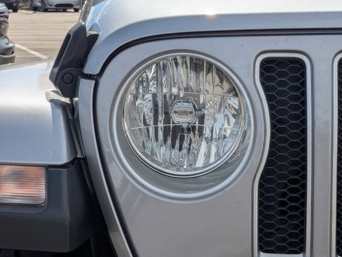 Used 2018 Jeep Wrangler Unlimited Sahara w/ Safety Group image 9