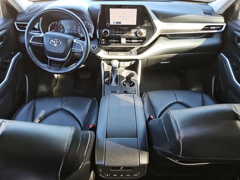 Used 2023 Toyota Highlander XLE image 10