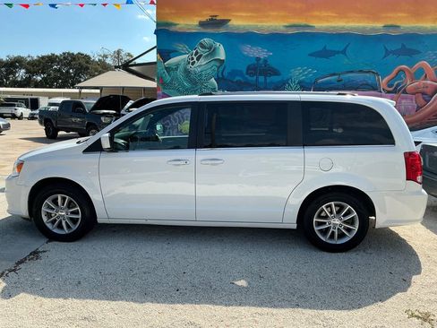 Used 2019 Dodge Grand Caravan SXT image 2