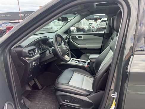 Used 2022 Ford Explorer XLT w/ Equipment Group 202A AWD/4WD image 12