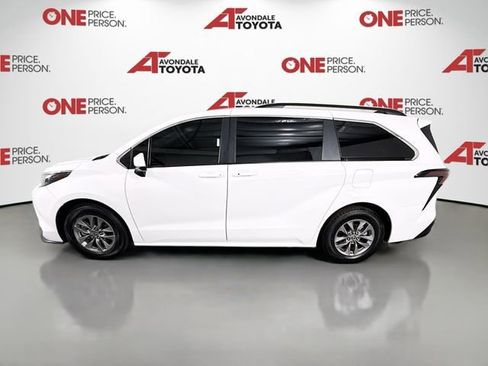Used 2025 Toyota Sienna LE w/ LE Plus Package image 4