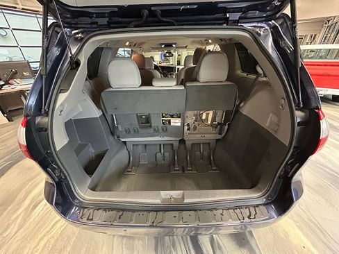 Used 2019 Toyota Sienna XLE w/ XLE Navigation Package FWD image 51