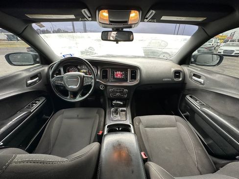 Used 2017 Dodge Charger SE RWD image 2