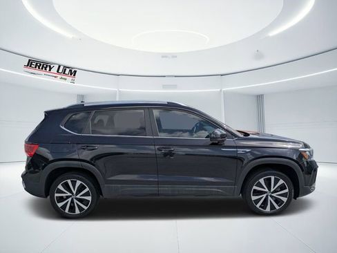 Used 2022 Volkswagen Taos SE FWD image 2
