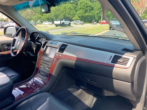 Used 2011 Cadillac Escalade 4D Sport Utility w/ Touring Package image 28