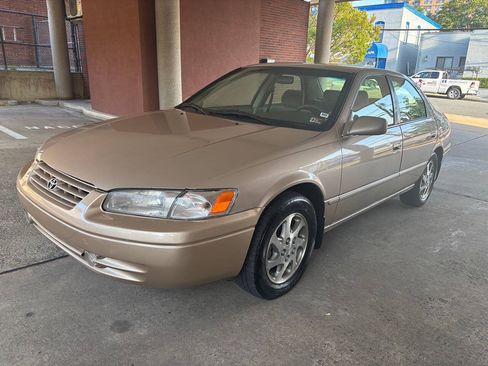 Used 1999 Toyota Camry LE FWD image 2
