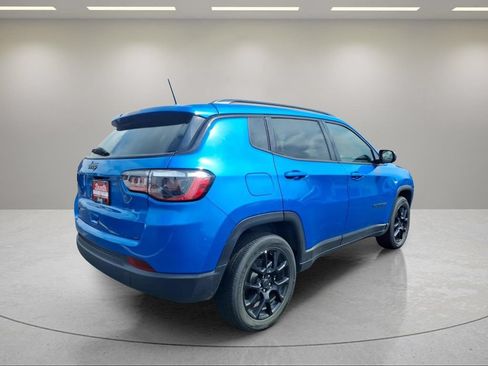 Used 2025 Jeep Compass Latitude w/ Convenience Group AWD/4WD image 3